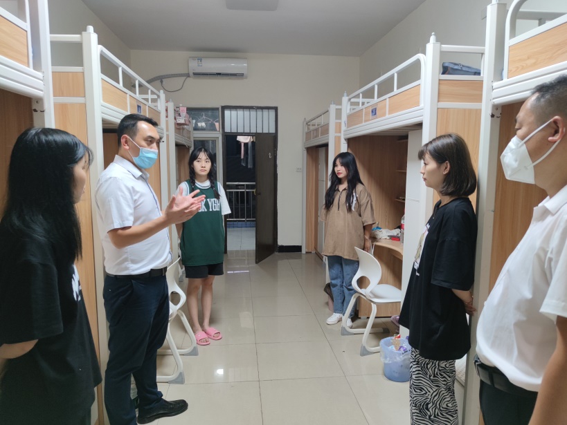 E:\柳\汽车学院文档\2学工\2022级\2报到工作\领导走访宿舍20220905\0f7067c3cd901c45225c1af56d41f0a.jpg