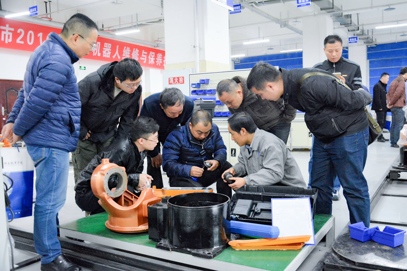 学院承办重庆市工业机器人维修与保养技术高级研修班培训_副本_副本.jpg