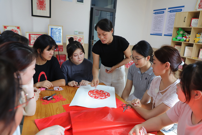 唐礼茂指导学生学习剪纸_副本.jpg 唐礼茂指导学生学习剪纸_副本.jpg