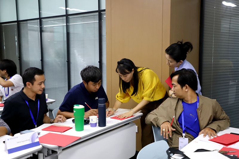 唐礼茂指导中柬跨境数字贸易中高级管理人员培训班学员学习剪纸1_副本.jpg 唐礼茂指导中柬跨境数字贸易中高级管理人员培训班学员学习剪纸1_副本.jpg