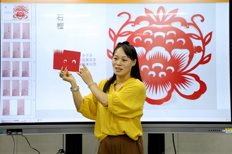 唐礼茂指导中柬跨境数字贸易中高级管理人员培训班学员学习剪纸2_副本.jpg 唐礼茂指导中柬跨境数字贸易中高级管理人员培训班学员学习剪纸2_副本.jpg